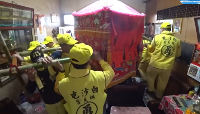 白沙屯拱天宫妈祖突衝入一旁小巷进入民宅，年迈屋主随即跪地激动哭喊「圣母进来啦」，銮轿停留3分钟后离去。（翻摄画面）