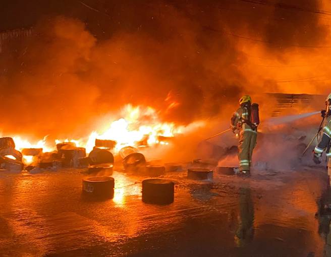 新市废弃轮胎大火烧了一天一夜，台南市消防局火调科初判 人为纵火可能性高，警方启动追查。（读者提供／程炳璋台南传真）