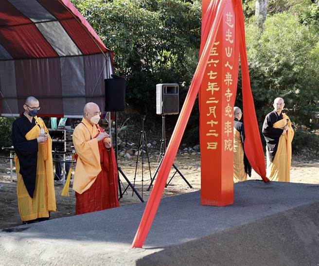 慈光山人乘寺住持大愿法师，亲自到草屯镇南埔地区主持兜率院动土洒净典礼。（南投县政府提供／杨静茹南投传真）