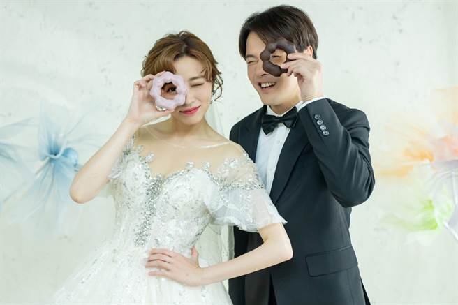 王瞳与黄文星为《市井豪门》剧情需求拍摄婚纱照。（民视提供）