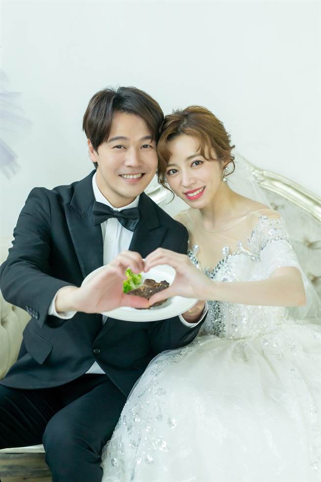 王瞳与黄文星为《市井豪门》剧情需求拍摄婚纱照。（民视提供）