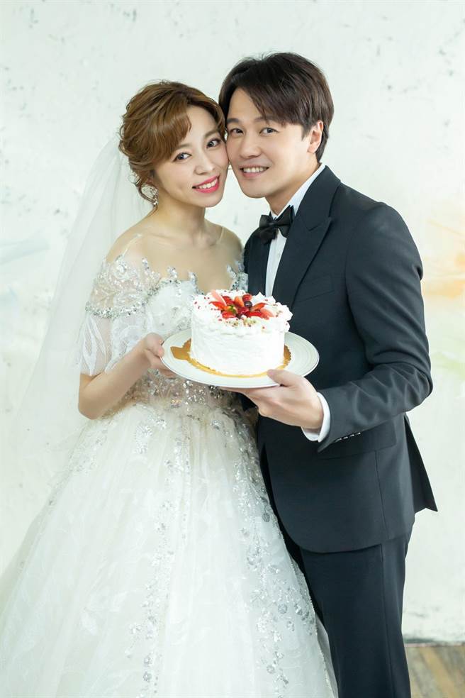 王瞳与黄文星为《市井豪门》剧情需求拍摄婚纱照。（民视提供）