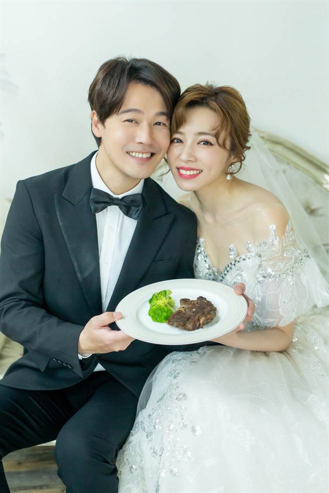 王瞳与黄文星为《市井豪门》剧情需求拍摄婚纱照。（民视提供）
