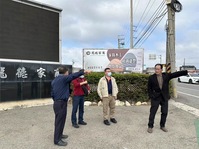 立委陈超明（右一）接获民眾陈情前往会勘苗140线。（陈超明办公室提供／李京升苗栗传真）