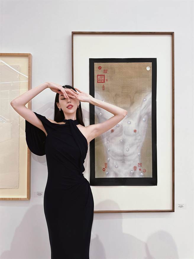 藝術家黃嘉祥Jasper作品「SEE NO EVIL」在紐約展出，名模王思偉受邀看展。（黃嘉祥Jasper提供）
