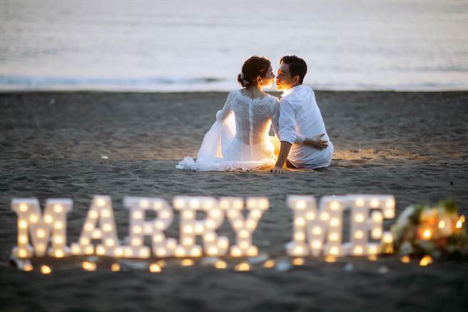 迎接西洋情人节及拚旅游经济，台南市政府推荐3条主题告白路线及「山盟海誓」路线。图为安平海滨。（市府提供／洪荣志台南传真）