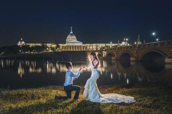 迎接西洋情人节及拚旅游经济，台南市政府推荐3条主题告白路线及「山盟海誓」路线。图为奇美博物馆。（市府提供／洪荣志台南传真）