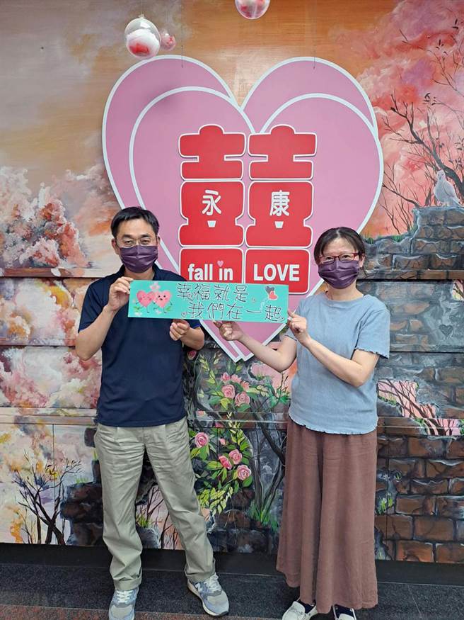台南市政府在推出「但愿与子共长久」活动，只要在2月14日西洋情人节、3月14日白色情人节、5月20日（象徵我爱你）、8月22日七夕情人节前往各户政事务所登记结婚，就能收到兼具创意与精致的好礼。（市府提供／洪荣志台南传真）