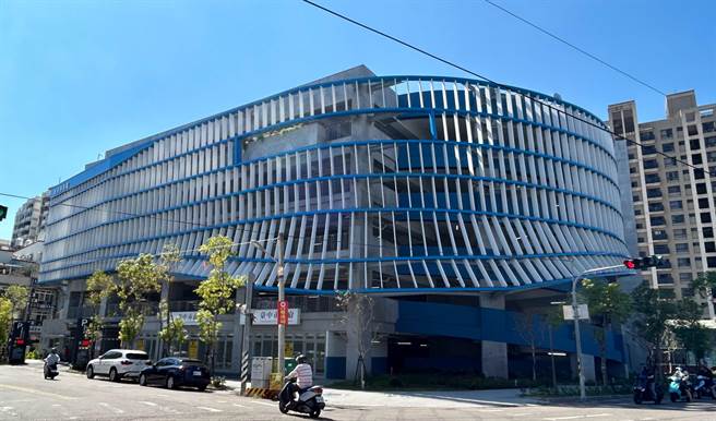 台中市大里区东荣停车场将委外经营，营运厂商制定新的收费标准，但当地民代认为太贵，呼吁调整。（市议员李天生提供／林欣仪台中传真）