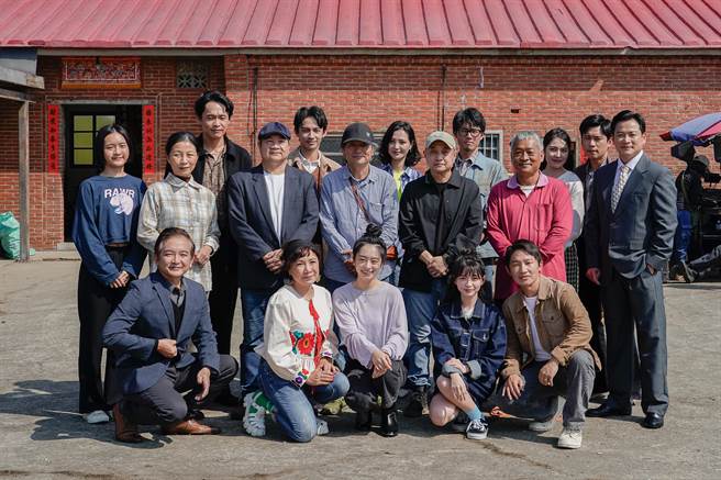 公视台语台时代爱情剧《盐水大饭店》开镜，主创团队与主要演员齐聚。（公视台语台提供）