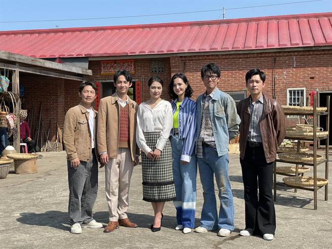 蔡昌宪（左起）、洪毓璟、梁湘华、吴子霏、张耀仁演出公视台语台《盐水大饭店》。（林淑娟摄）