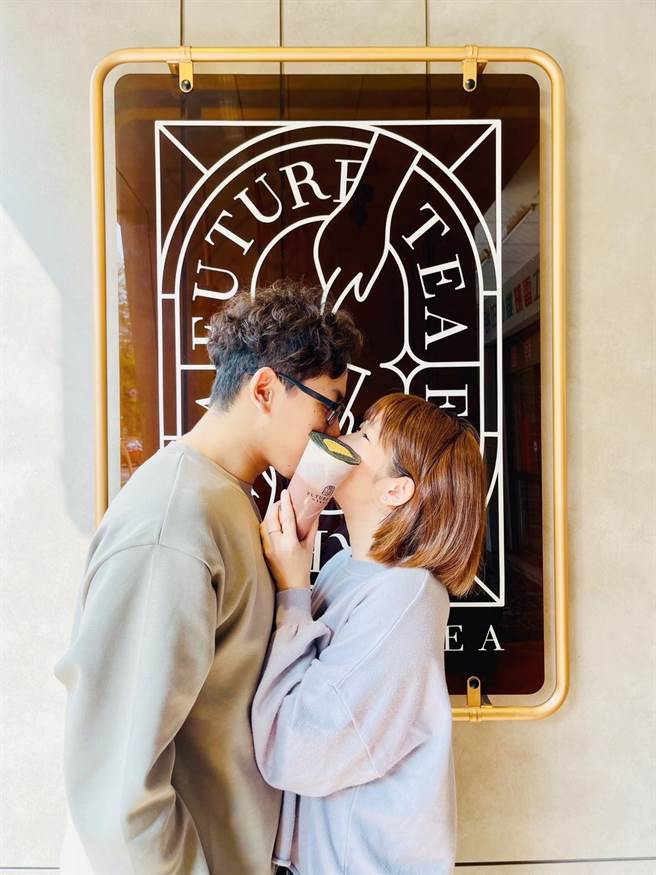 「雪顶法芙娜可可」，喝起来嚐得到巧克力甜而不腻的味道，象徵爱情长长久久，抢攻西洋情人节商机。（柯宗纬翻摄）