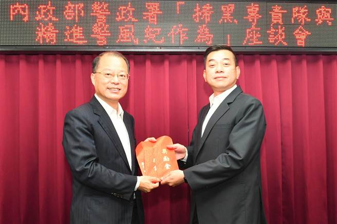 警政署長黃明昭（左）當場頒發台中市刑大大隊長林明佐（右）破案慰勉金。（台中市警察局提供／張妍溱台中傳真）