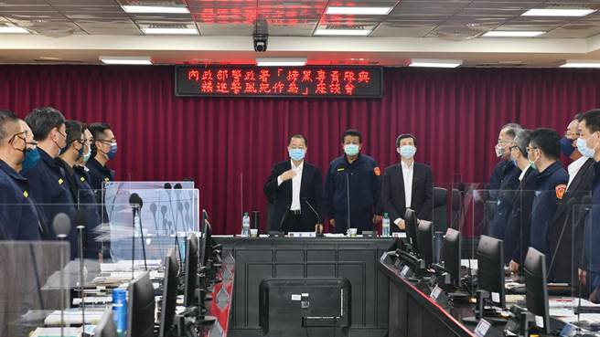 台中警方連破大案，警政署長黃明昭（後排左）13日南下台中，指示台中市政府警察局刑事警察大隊成立「掃黑專責隊」。（台中市警察局提供／張妍溱台中傳真）