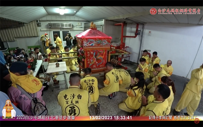 白沙屯媽祖繞境13日從台中清水起駕一路南下，走了超過12個小時才停在興農公司。（翻攝白沙屯媽祖網路電視台／吳建輝彰化傳真）