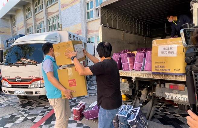 花蓮市公所上周五發起物資捐贈，收到約近千樣物品，包括抗寒衣物、棉被、毛毯、睡袋、保溫杯瓶、嬰兒衣物、女性生理用品等。（花蓮市公所提供／羅亦晽花蓮傳真）