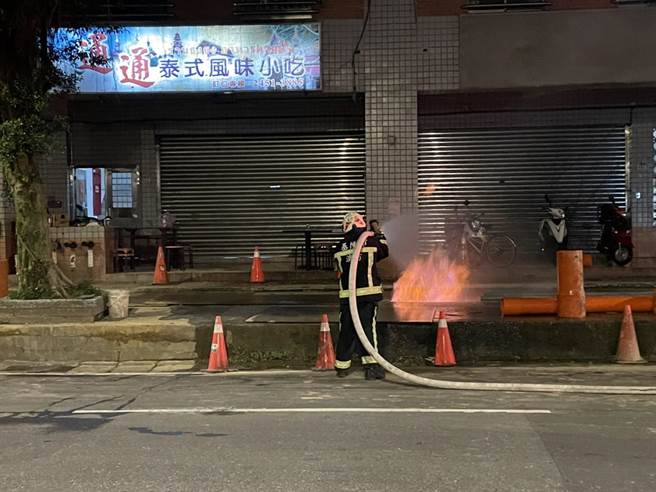 基隆市工建路11日发生天然气管线破损失火，导致2000余户停气，欣隆天然气公司表示，将针对停气用户扣减一日基本费。（市议员曾怡芳提供／张志康基隆传真）