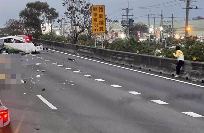 小客车自撞护栏，车上共载4人，其中辛姓4岁男童当场喷飞惨死，另外开车的40岁的辛女左腿骨折、辛姓1岁小女童脸部撕裂伤，37岁的张女则下巴撕裂。（翻摄彰化踢爆网／吴建辉彰化传真）