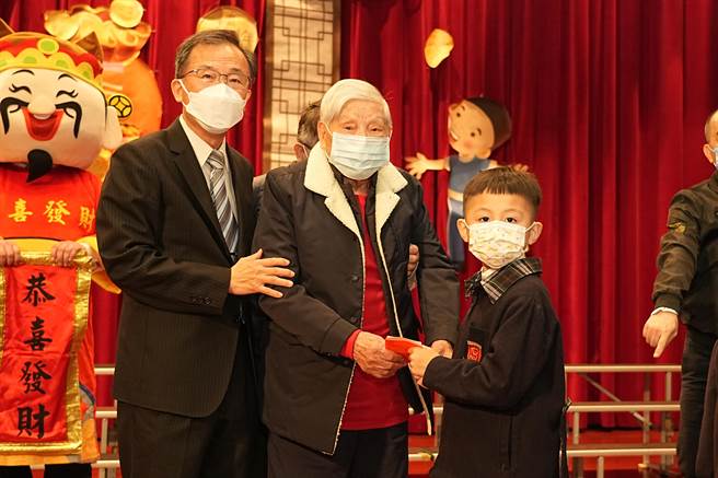 新兴国际中小学连续16年在开学典礼上发放外币红包给学生，将国际教育融入中国传统庆典当中，高龄103岁的创办人魏照金更亲自出席发放。（蔡依珍摄）
