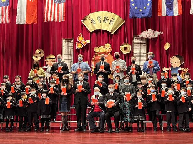 新兴国际中小学连续16年在开学典礼上发放外币红包给学生，将国际教育融入中国传统庆典当中，高龄103岁的创办人魏照金更亲自出席发放。（蔡依珍摄）