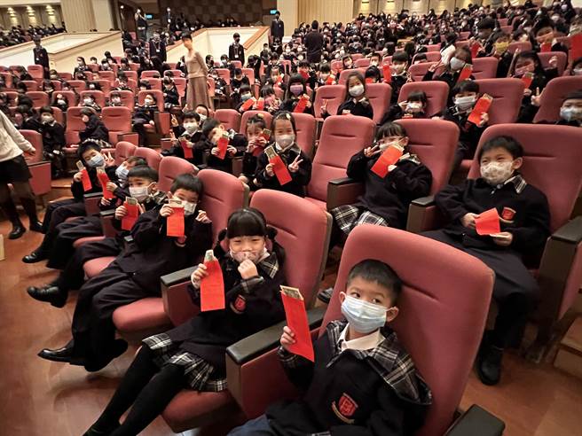 学生开心拿到红包。（蔡依珍摄）