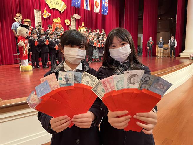 新兴国际中小学连续16年在开学典礼上发放外币红包给学生，将国际教育融入中国传统庆典当中，9年级的张珈颖（左）和刘若亭（右）已连拿9年不同国家的外币，笑言：「其他学校拿不到，只有我们有！」（蔡依珍摄）