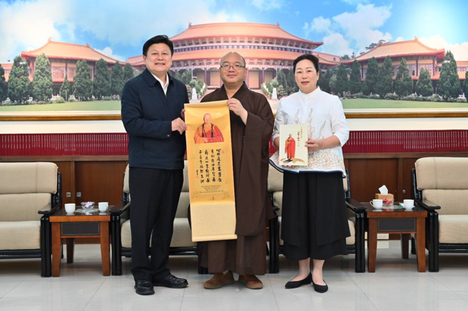 立委傅崐萁及花蓮縣長徐榛蔚由佛光山住持釋心保和尚接待。(戴志揚翻攝)