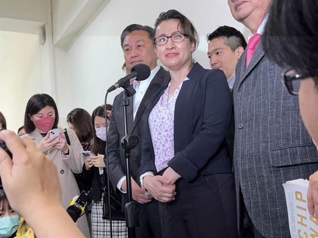 驻美代表萧美琴(中)赴立法院简报台美关系。（中时资料照／邱新博摄）