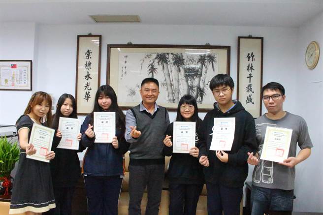 新北市私立竹林中学参加国立自然科学博物馆「探索科博寻宝趣─协力解谜APP游戏脚本创意徵稿竞赛」荣获国中银牌奖。（校方提供）