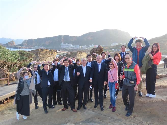 日本山口县美弥市长筱田洋司率领议员村田弘司、冈山隆、杉山武志等人11日下午走访野柳地质公园，参访园区内女王头等奇岩怪石。（野柳地质公园提供）