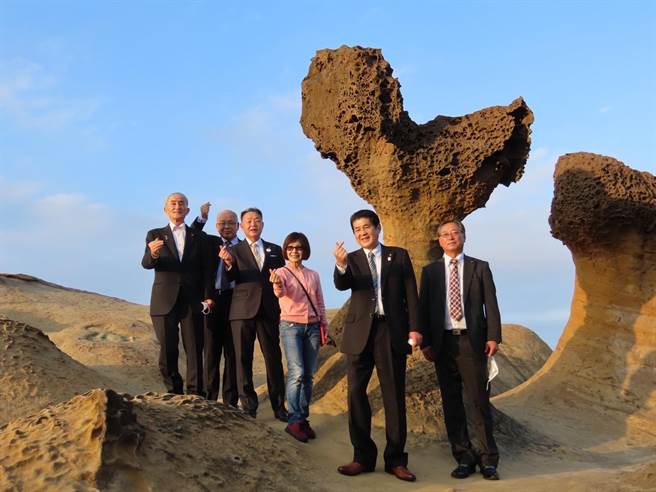 日本山口县美弥市长筱田洋司率领议员村田弘司、冈山隆、杉山武志等人11日下午走访野柳地质公园，参访园区内女王头等奇岩怪石。（野柳地质公园提供）