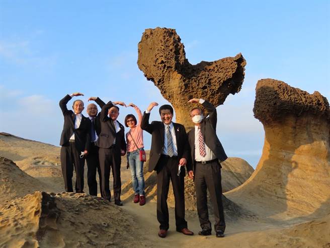 日本山口县美弥市长筱田洋司率领议员村田弘司、冈山隆、杉山武志等人11日下午走访野柳地质公园，参访园区内女王头等奇岩怪石。（野柳地质公园提供）