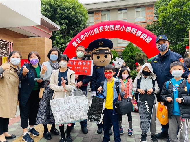 北市警中山分局執行護童專案。（警方提供）