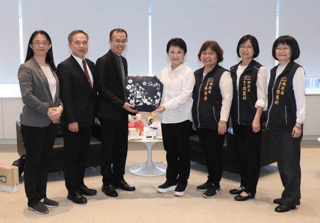 政大地政学系友会今（13）日特别拜访地政系系友台中市卢秀燕市长。（政大提供）