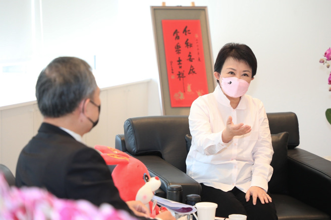 政大地政学系友会今（13）日特别拜访地政系系友台中市卢秀燕市长。（政大提供）