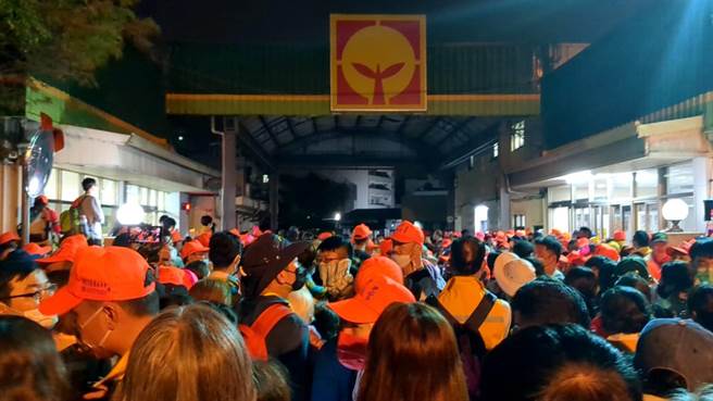 苗栗白沙屯拱天宫妈祖銮轿13日傍晚18分28分左右确认驻驾于大肚区兴农集团枫康公司总部，预计14日凌晨6时起驾，这是「粉色超跑」20多年来首度在大肚区驻驾。（民眾提供／潘虹恩台中传真）