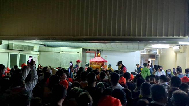 苗栗白沙屯拱天宫妈祖銮轿13日傍晚18分28分左右确认驻驾于大肚区兴农集团枫康公司总部，预计14日凌晨6时起驾，这是「粉色超跑」20多年来首度在大肚区驻驾。（民眾提供／潘虹恩台中传真）