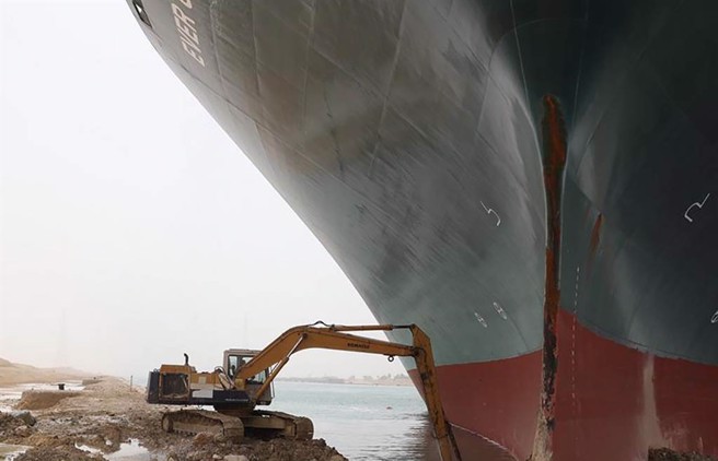 「长赐」轮2021年卡在苏伊士运河内的画面。（图／美联社资料照片）