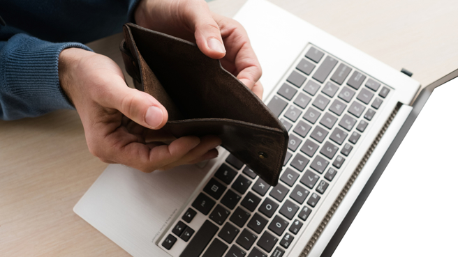 一名网友认为水电、装修、冷气等工作收入稳定，甚至一辈子不愁吃穿。（示意图／shutterstock）