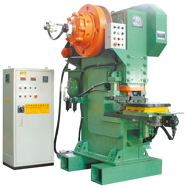 桂全採机械式传动设计的「NC圆盘冲孔机」，工件冲孔面平整无毛边、快速省时、产能高。图／桂全提供