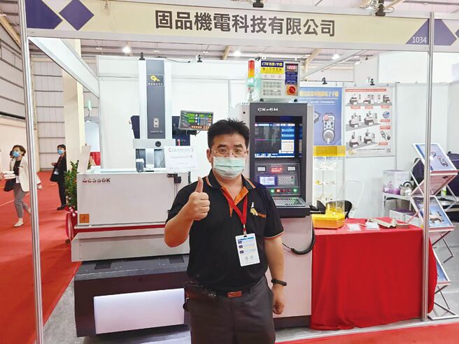 固品机电科技总经理李文湖研发「五轴联动全智能中走丝线切割机」，优异性能受模具加工业爱戴。图／王妙琴