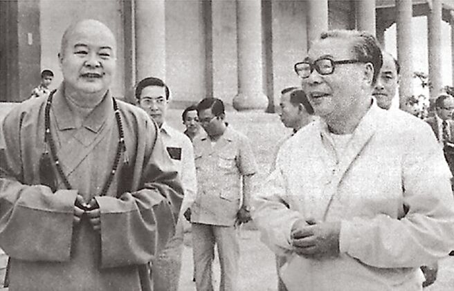 已故总统蒋经国（前右）曾四度到访佛光山，当时星云大师（前左）接待，留下歷史画面。（佛光山提供）