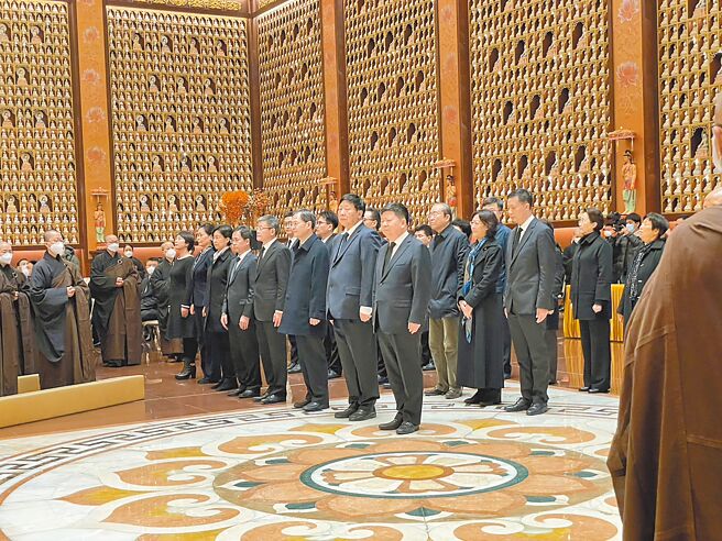 无法来台的大陆国台办副主任龙明彪（前排右一）、前国家宗教事务局局长叶小文（前排右二）等人，12日下午在宜兴大觉寺吊唁星云法师。（中央社）