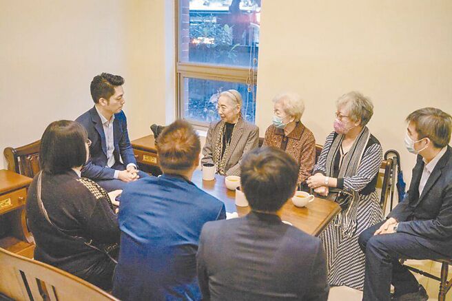 台北市长蒋万安身为蒋家后代，参加二二八纪念会备受争议，蒋万安10日提前与二二八受难家属会面，并仔细聆听受难家属说往事。（摘自蔡诗萍脸书）