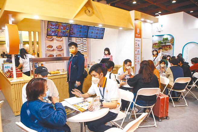 疫后报復性消费潮，推升内需需求，餐饮业更是大缺工。（邓博仁摄）