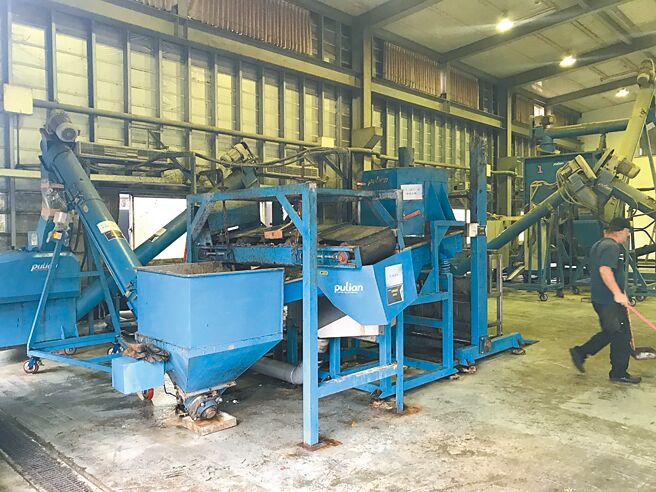 花莲县环保局向环保署申请2套厨余高效处理系统，设在凤林镇环保科技园区，处理县内家户厨余，并将转化后的土壤改良剂提供农友使用。（花莲县环保局提供／罗亦晽花莲传真）