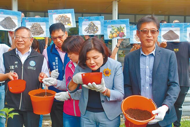 云林县把厨余变有机肥，县长张丽善（右二）表示，味道闻起来完全不臭。（本报资料照片）