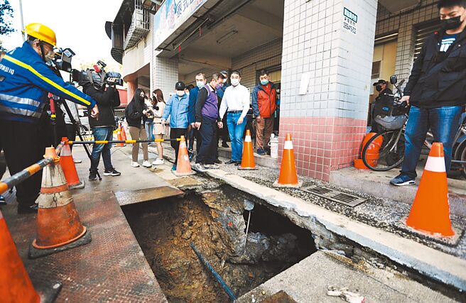 基隆市七堵區一棟大樓施作汙水接管工程，不慎誤觸天然氣公司早期布設管線引發火災，已於12日凌晨搶修完畢，基隆市長謝國樑昨早赴現場視察，要求完善管線圖資。（基隆市政府提供／蔡佩珈基隆傳真）