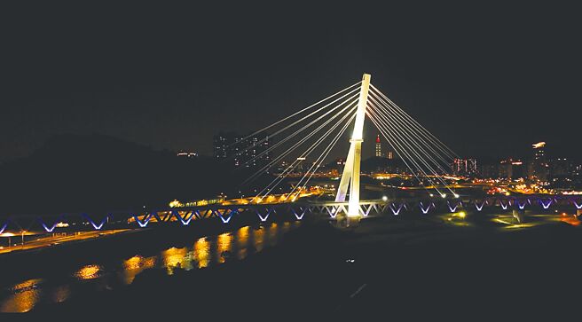 新北市安坑轻轨10日起试营运，通车后安心桥会搭配阳光桥推出连续10天灯光秀和光雕展演。（新北市捷运局提供／吕健豪新北传真）