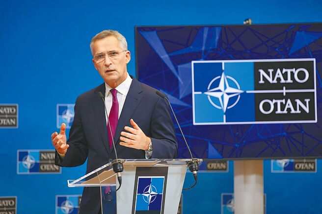 传为确保北约在俄乌战争期间保持稳定，北约将延长秘书长任期；但北约发言人龙杰斯古11日称，史托腾柏格今年10月届满后将下台。图为北约秘书长史托腾柏格出席新闻发布会。（新华社／北约提供）